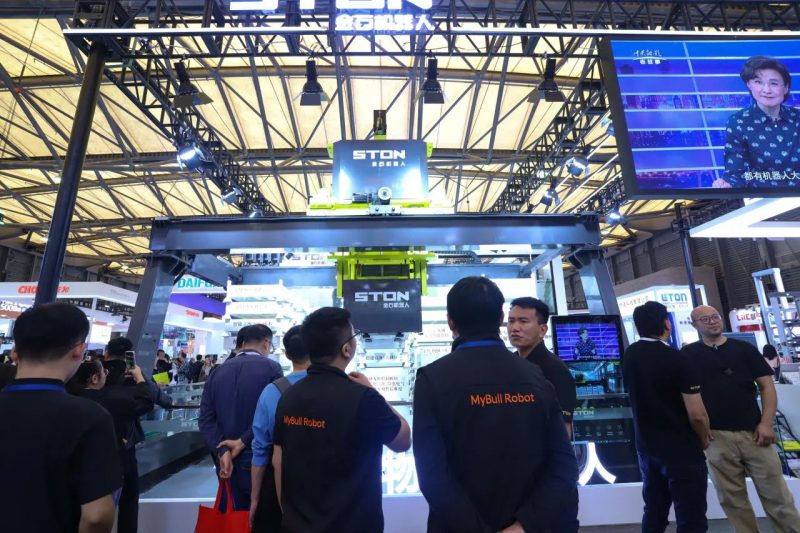 星空真人展会｜星空真人机器人携T800-mini燃爆2024上海CeMAT展，W2-D1展位成智能仓储新焦点！